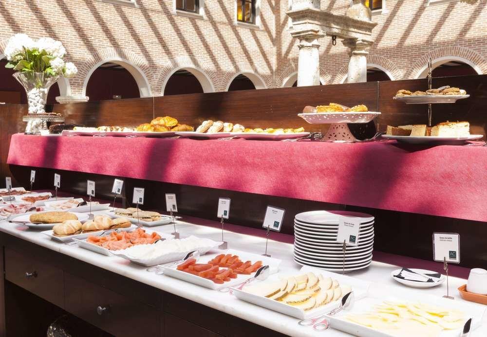 Ac ホテル パラシオ デ サンタ アナ バリャドリド エクステリア 写真 A buffet at a hotel