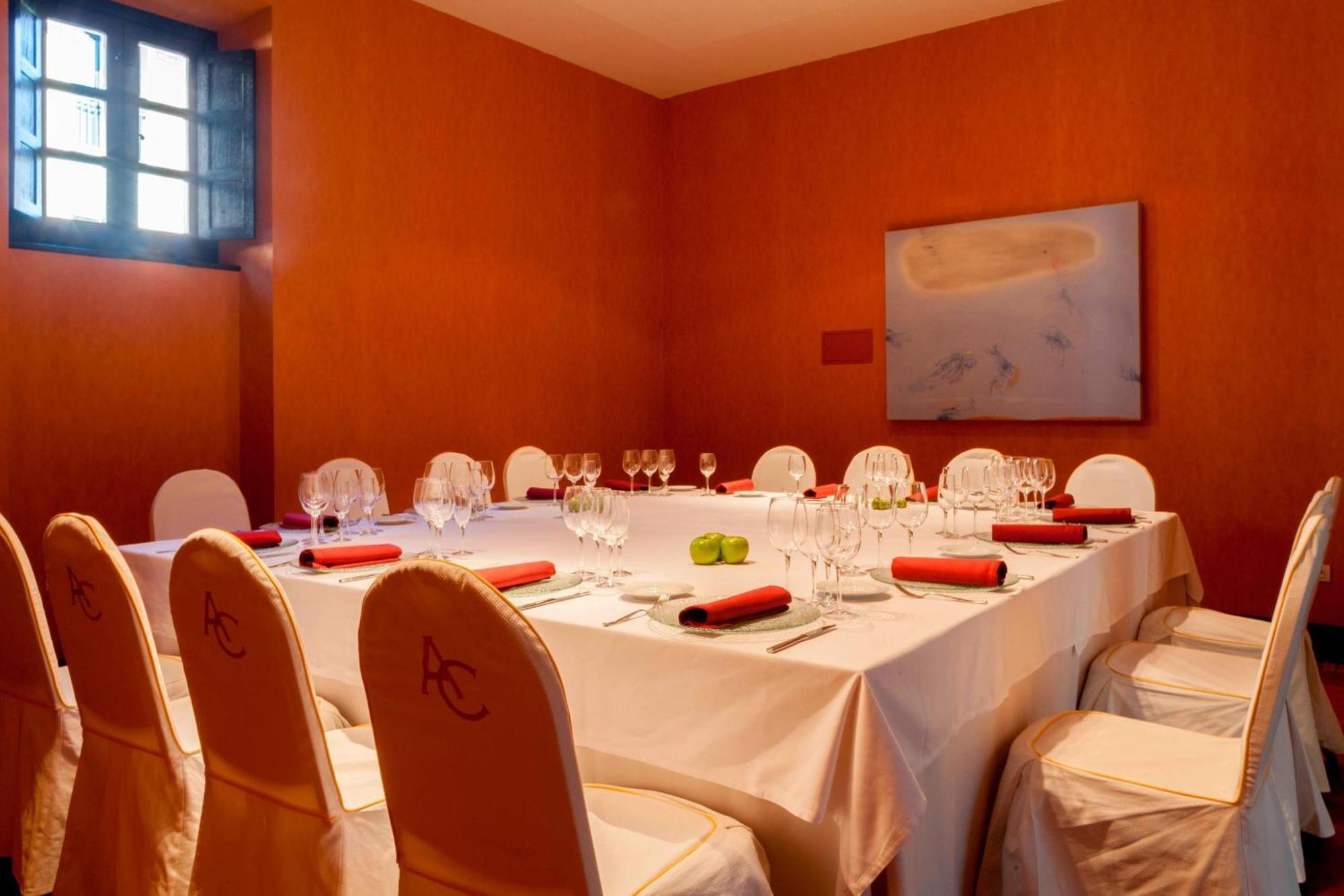 Ac ホテル パラシオ デ サンタ アナ バリャドリド エクステリア 写真 A private dining room at the Mandarin Oriental, Madrid