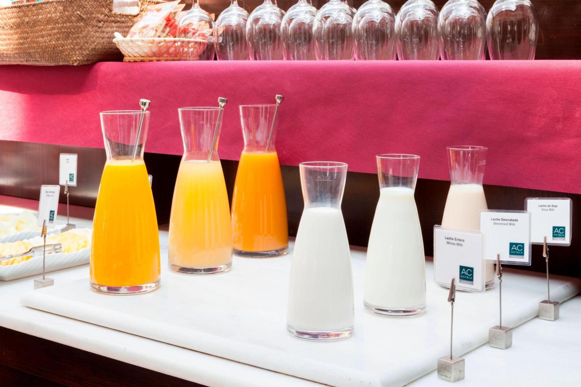 Ac ホテル パラシオ デ サンタ アナ バリャドリド エクステリア 写真 Juice and milk at a buffet