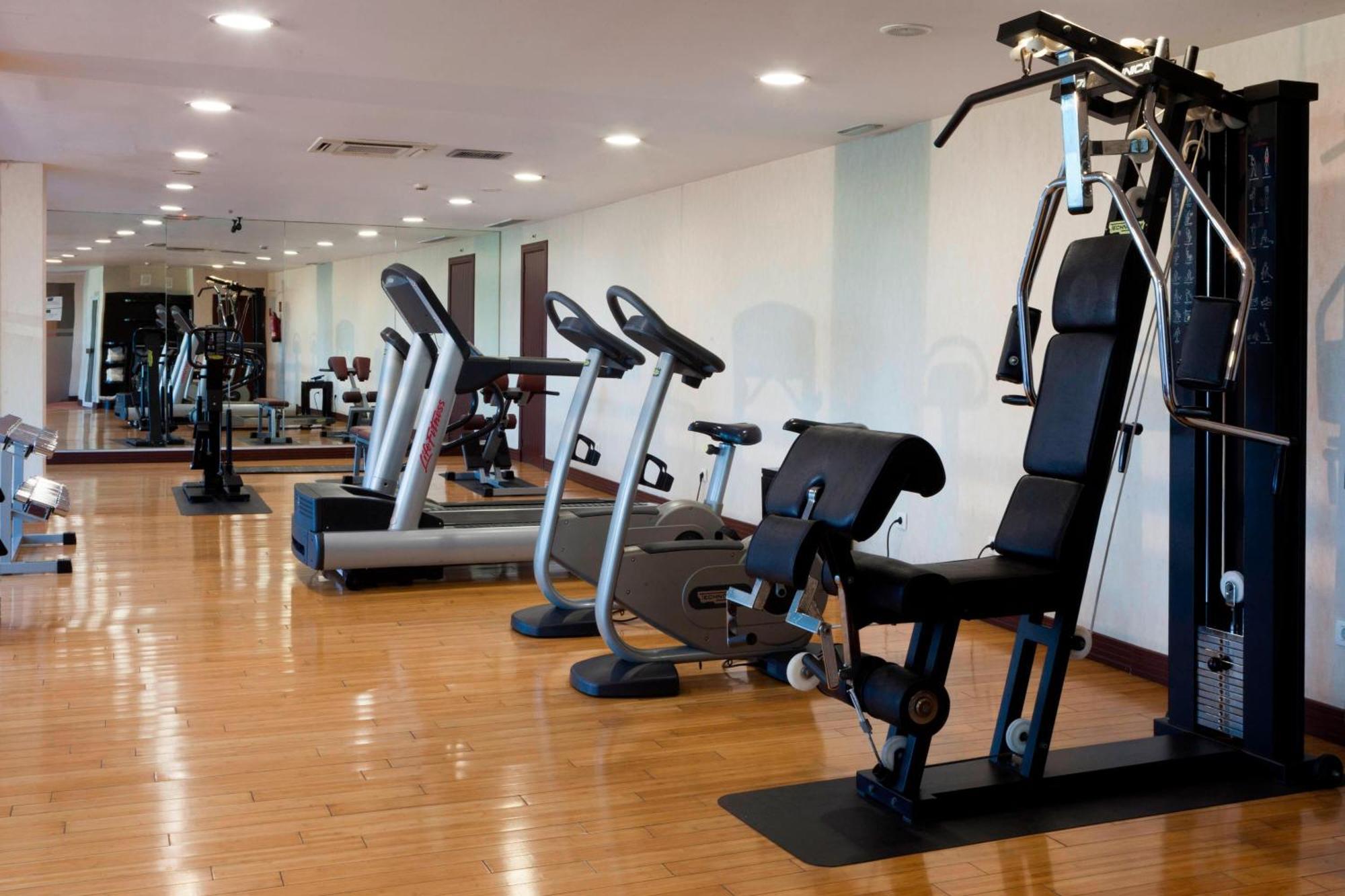 Ac ホテル パラシオ デ サンタ アナ バリャドリド エクステリア 写真 A gym in a hotel