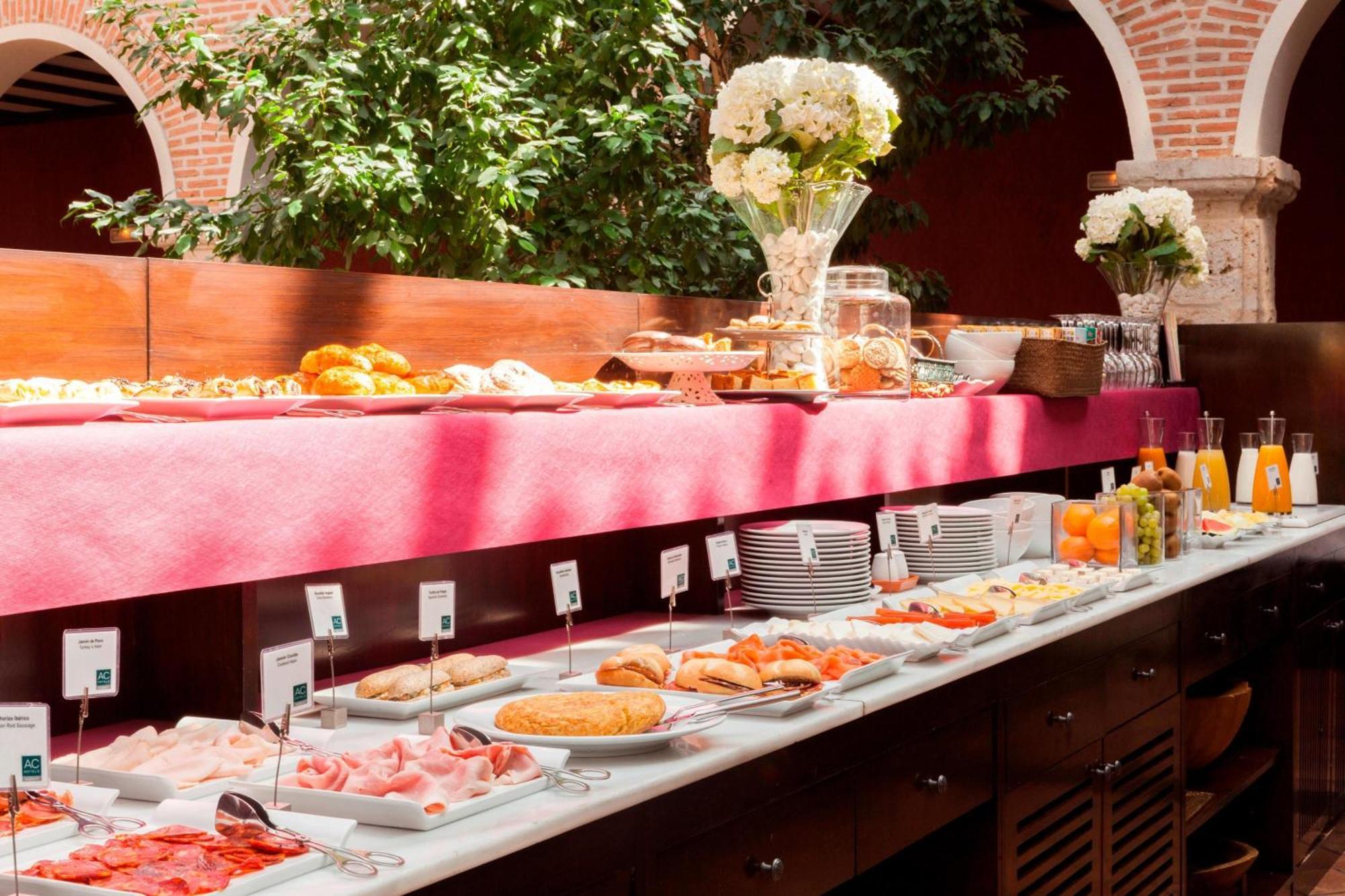 Ac ホテル パラシオ デ サンタ アナ バリャドリド エクステリア 写真 A tapas bar in Madrid