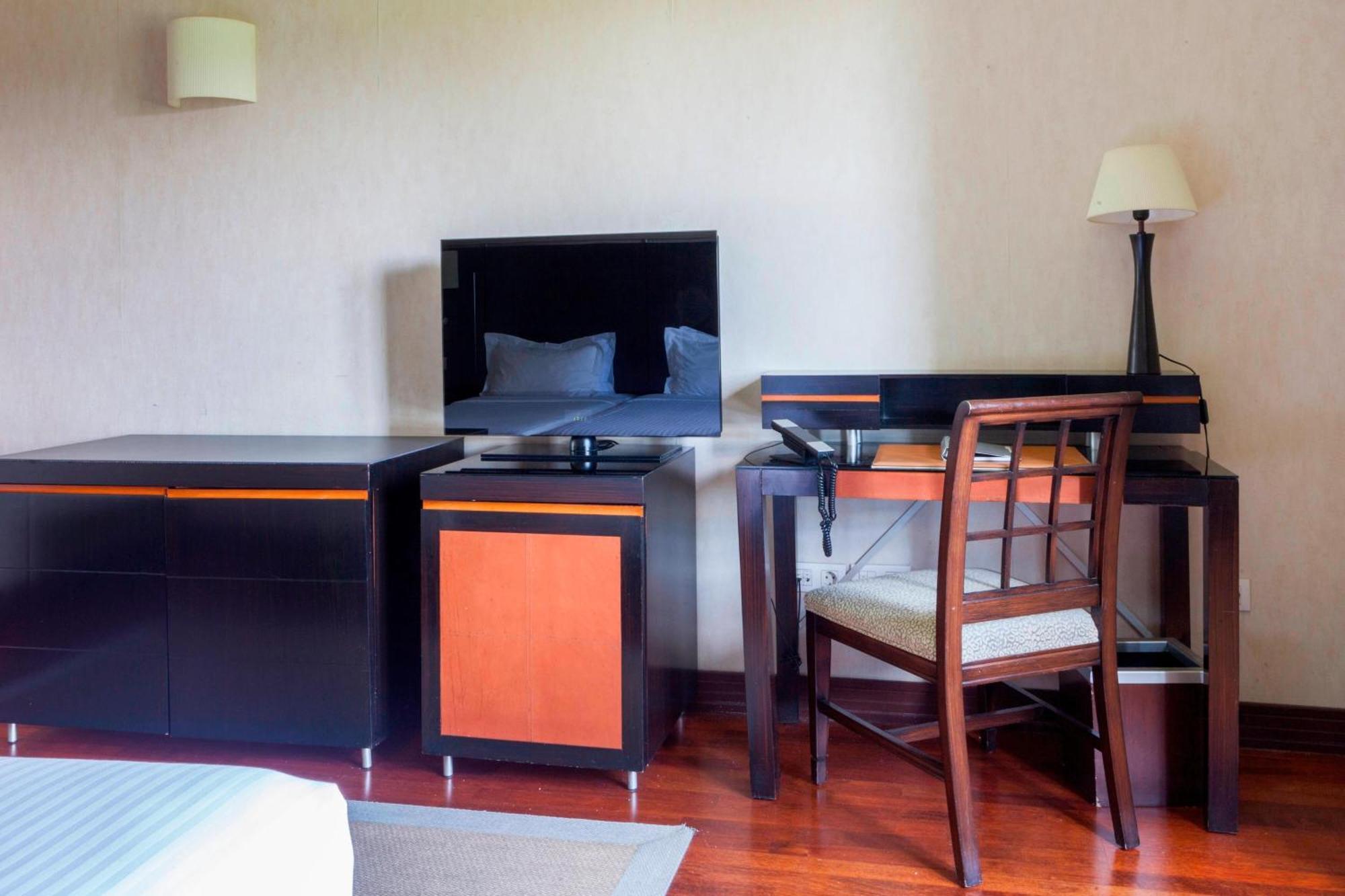 Ac ホテル パラシオ デ サンタ アナ バリャドリド エクステリア 写真 A television in a hotel room