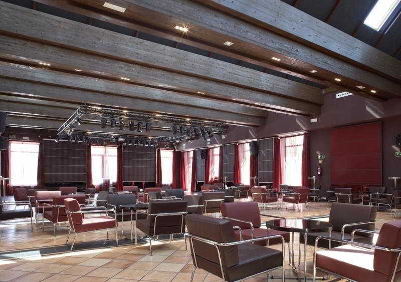 Ac ホテル パラシオ デ サンタ アナ バリャドリド インテリア 写真 The interior of the main conference hall