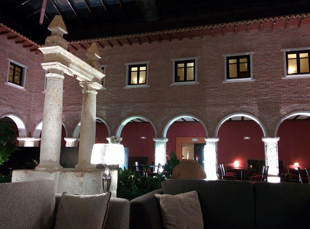 Ac ホテル パラシオ デ サンタ アナ バリャドリド エクステリア 写真 The inner courtyard of the hotel